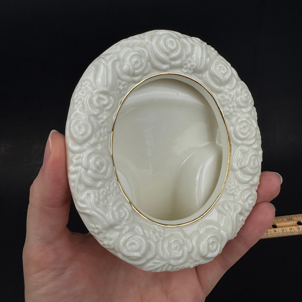 Vtg Ceramic Cream Color w Gold Metallic Accent Small Round Tabletop Frame Roses